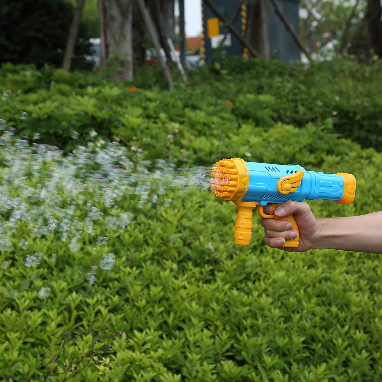 Pistol de facut baloane din sapun, Zola®, cu rezerva de lichid, 32 duze evacuare a bulelor, din plastic, 27.5 x 14.5 x 6.5 cm, albastru cu galben Pistol de facut baloane din sapun, Zola®, cu rezerva de lichid, 32 duze evacuare a bulelor, din plastic, 27.5 x 14.5 x 6.5 cm, albastru cu galben